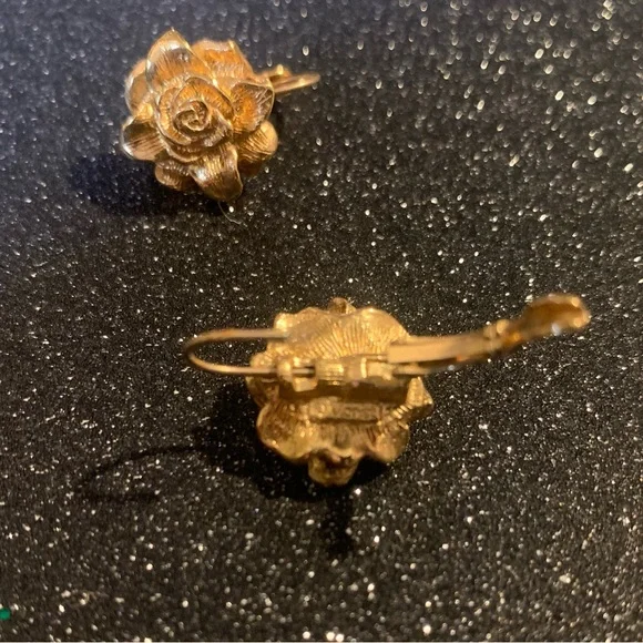 AVON gold earrings. Rose mold shape. - Picture 3 of 6
